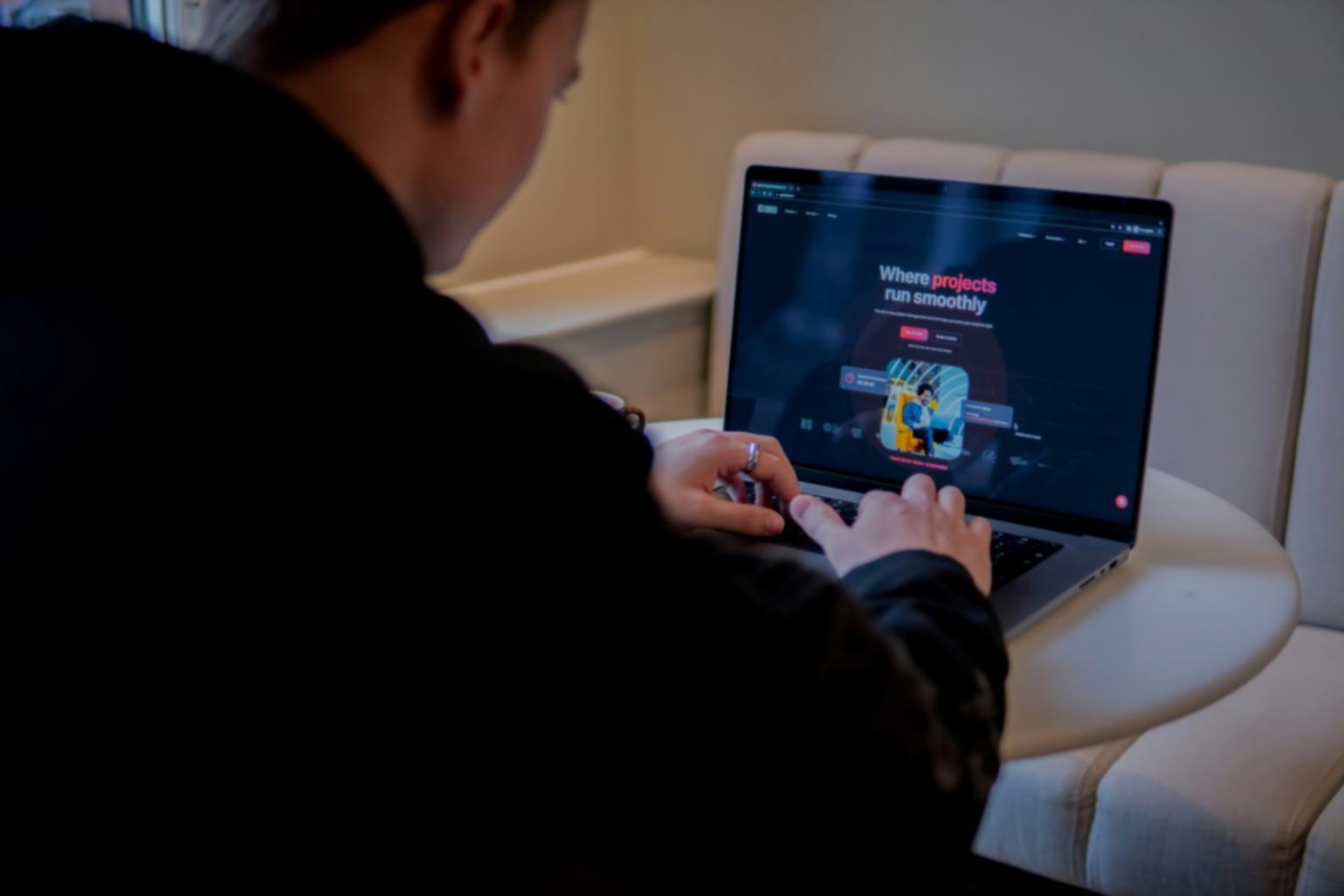 Interface de formation interactive avec quiz et exercices pratiques